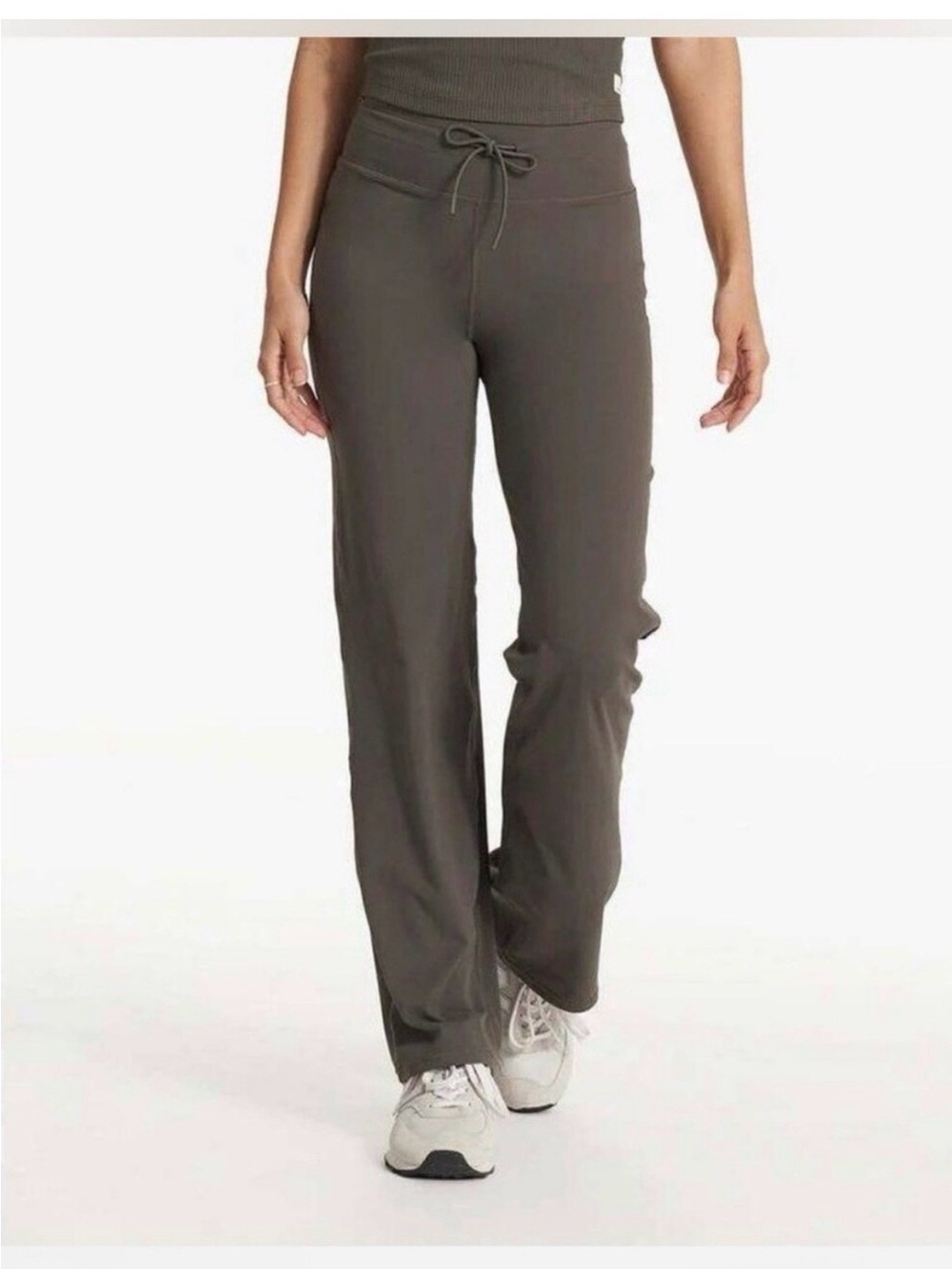 Vuori Women's Daily Wide Leg Pant in Oregano Size Small